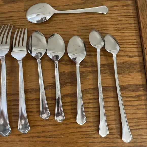 Pfaltzgraff 18/0 Stainless Silverware - CAPRI FROST - Flatware 24 Piece Set - Picture 9 of 10